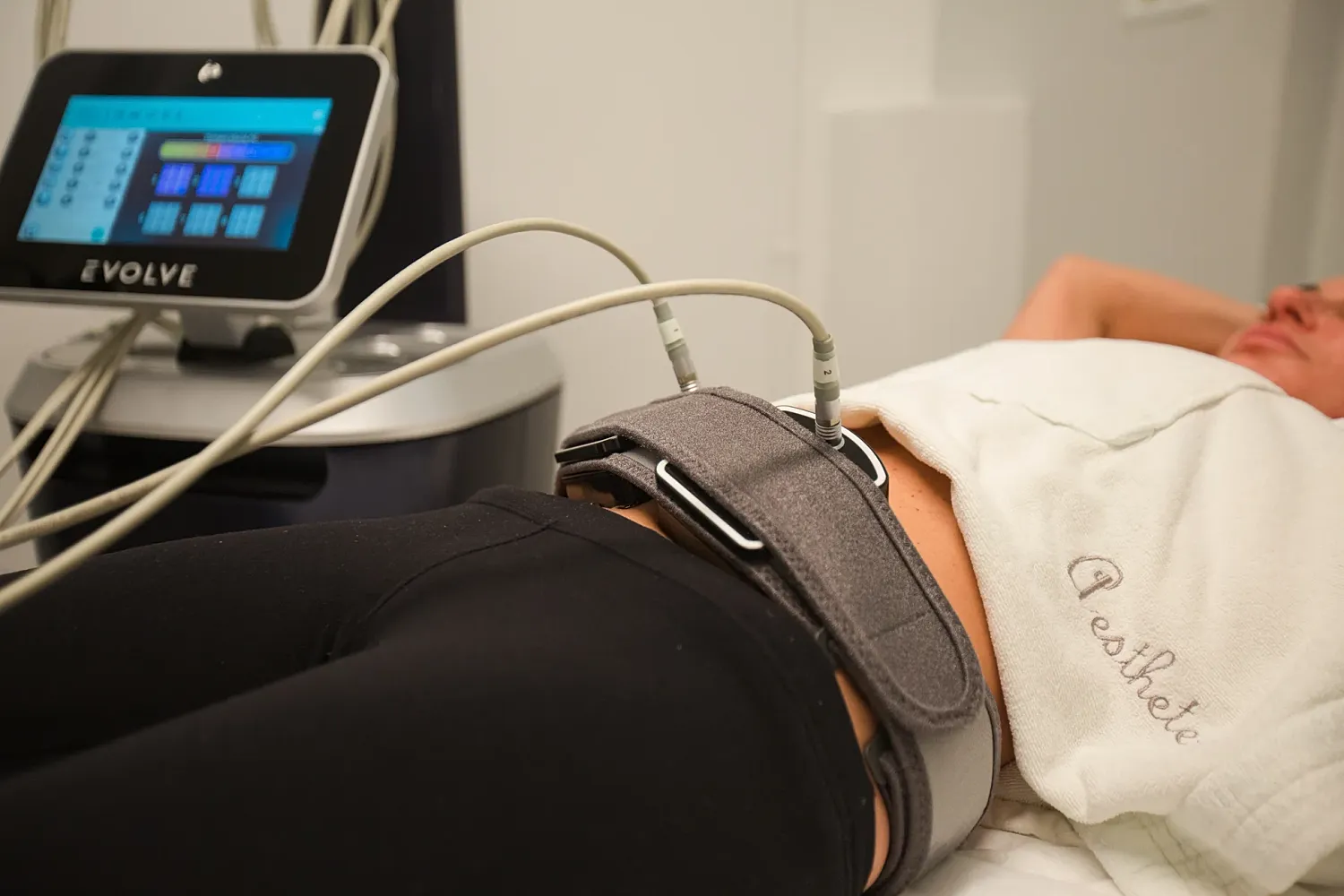 Body treatment using Evolve technology on abdomen.